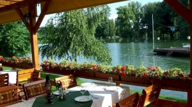 Amstel Hattyú Fogadó