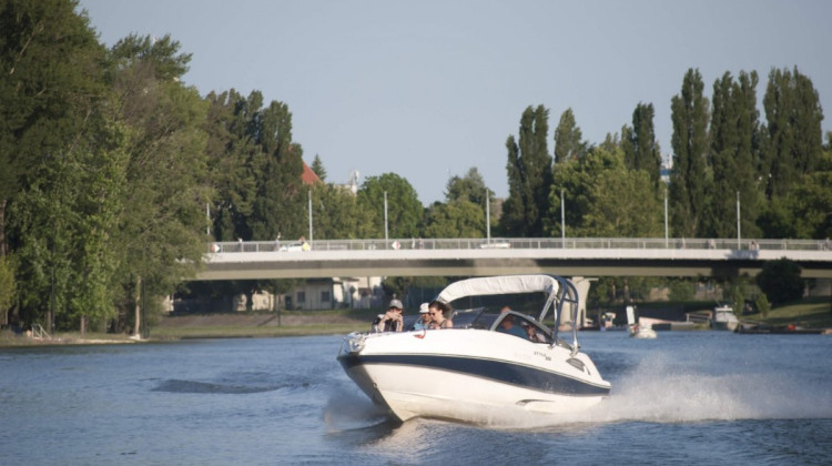 RedWater - motorboat renting